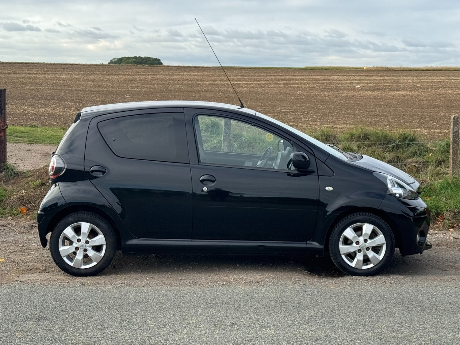 Used Toyota AYGO 2012 for sale - 76376433: Photo 4