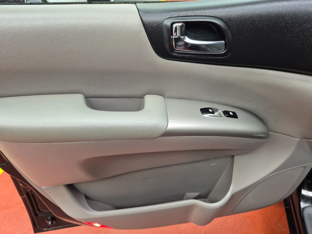 Used Kia Sedona 2011 for sale - 76056579: Photo 12