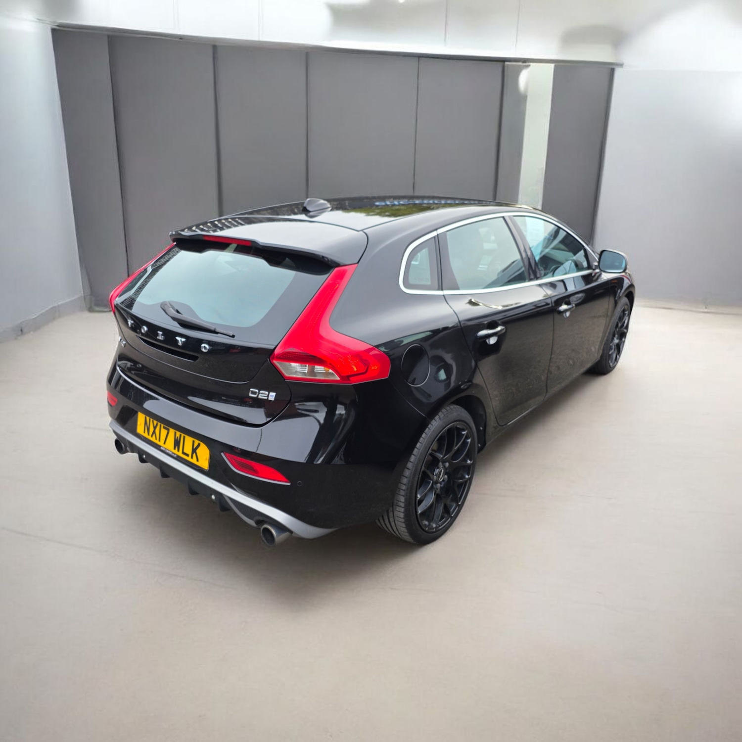 Used Volvo V40 2017 for sale - 76379264: Photo 2