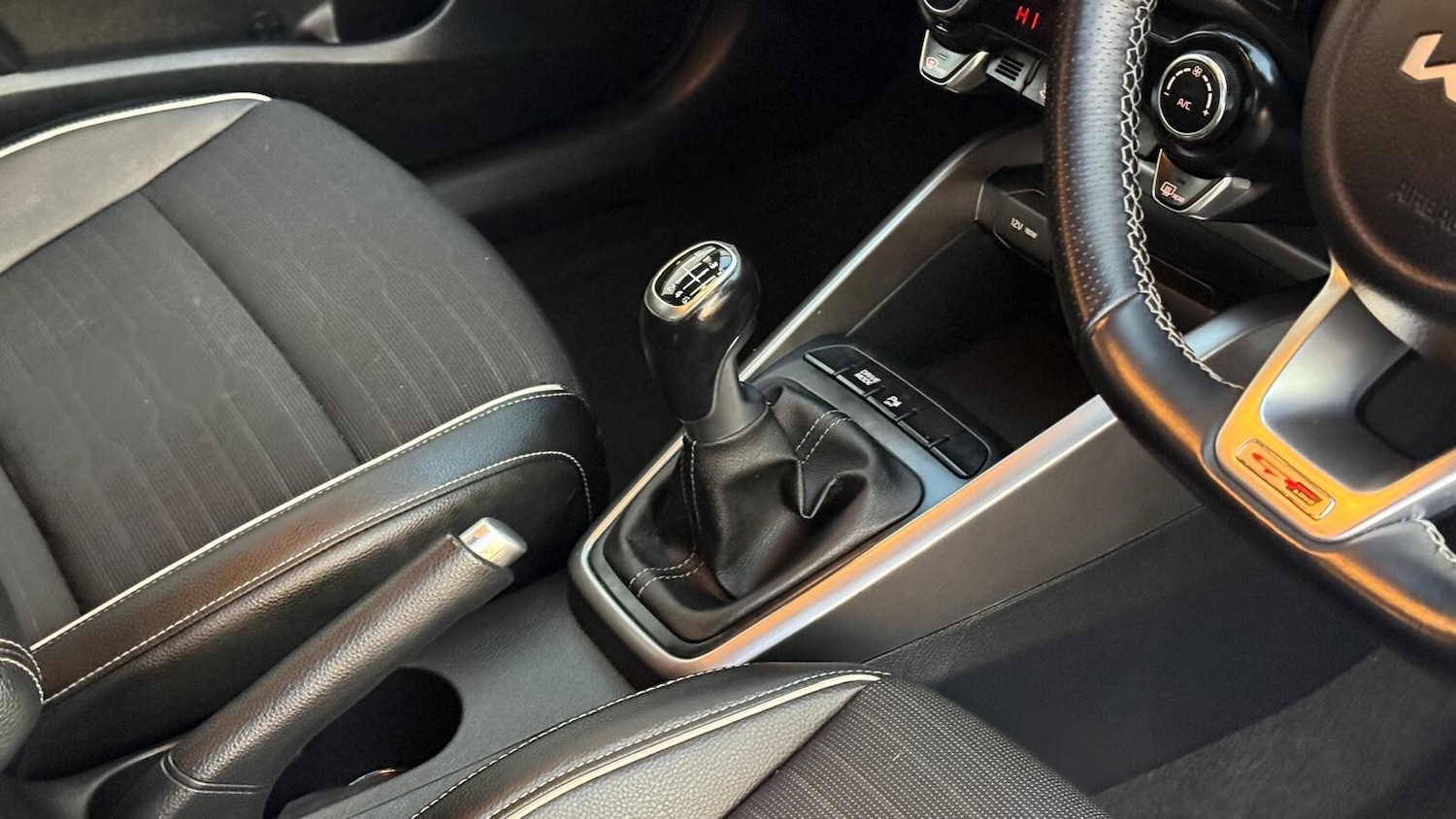 Used Kia Stonic 2023 for sale - 76834935: Photo 22