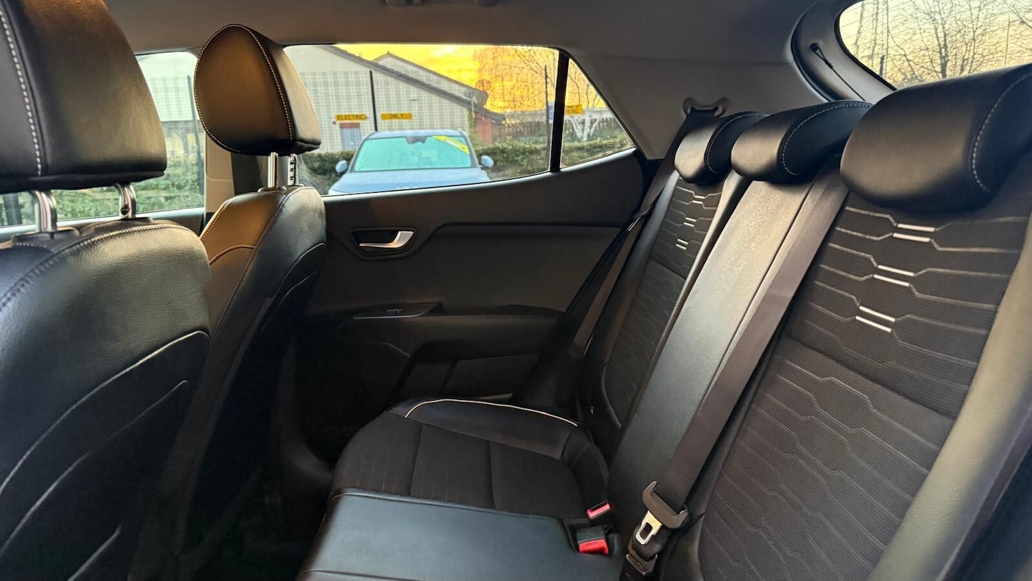 Used Kia Stonic 2023 for sale - 76834935: Photo 28