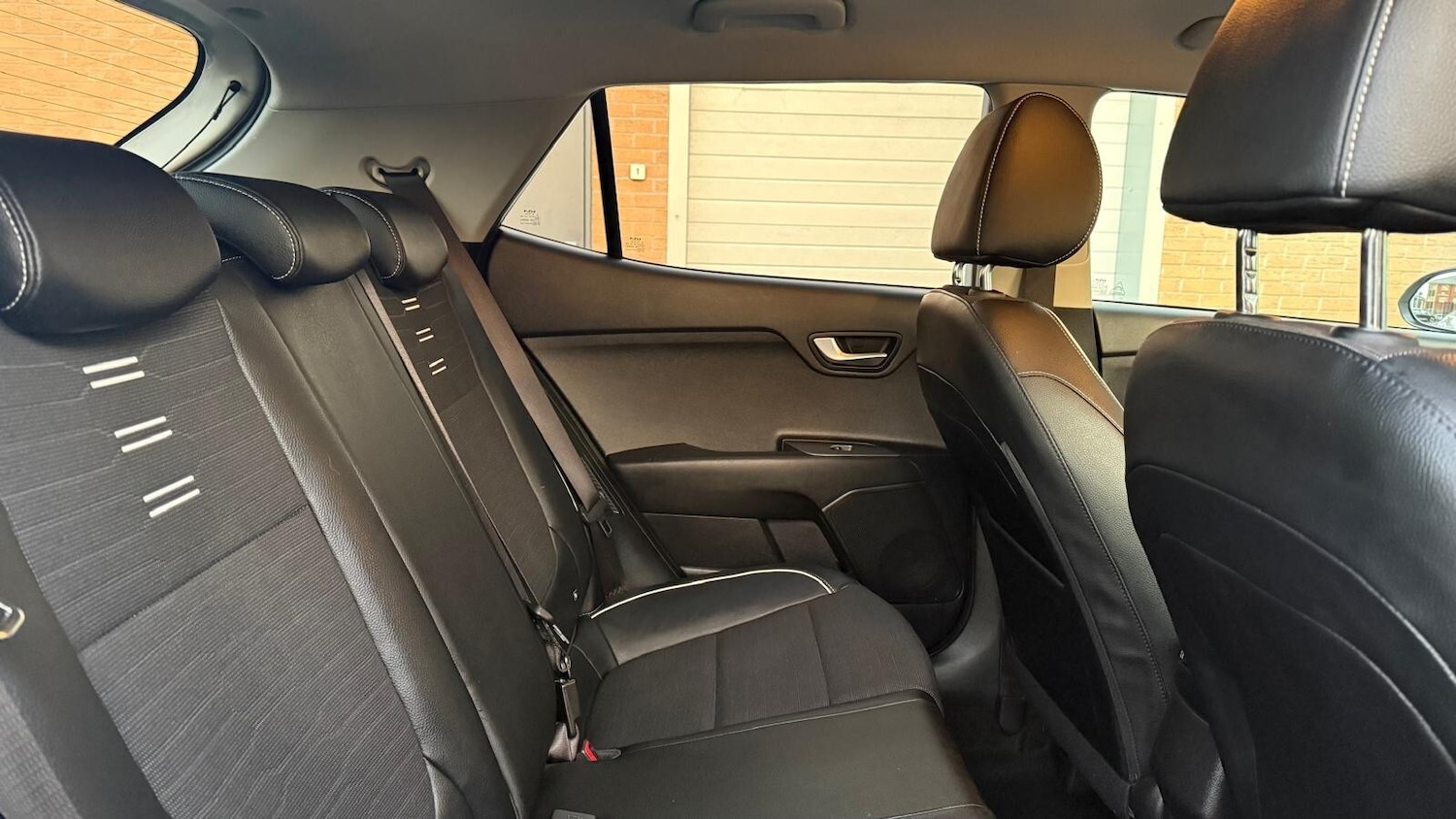 Used Kia Stonic 2023 for sale - 76834935: Photo 30