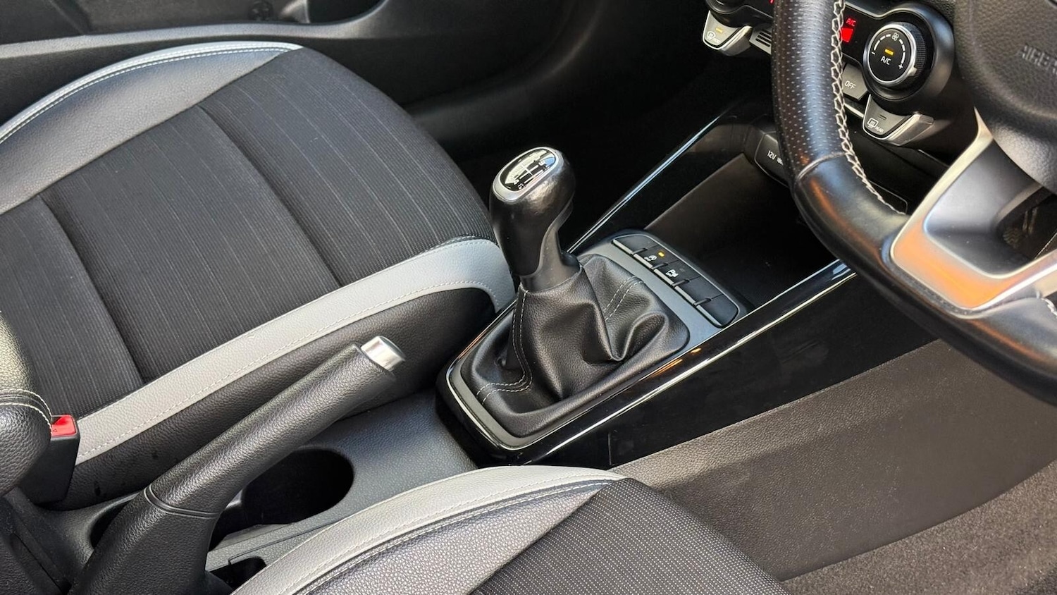 Used Kia Stonic 2018 for sale - 76881906: Photo 18