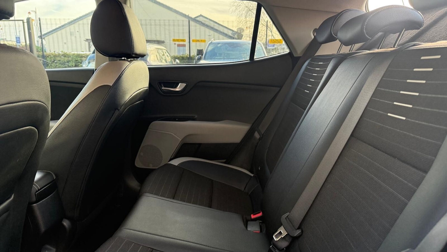 Used Kia Stonic 2018 for sale - 76881906: Photo 24