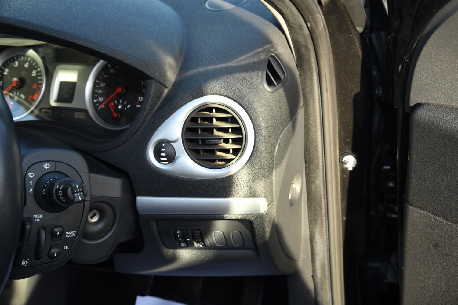 Used Renault Clio 2011 for sale - 76662816: Photo 11