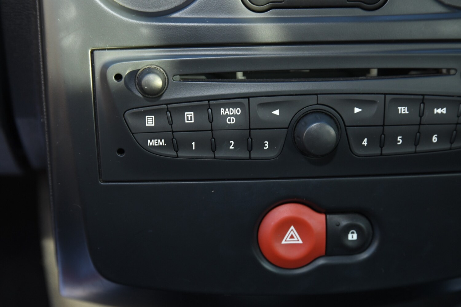 Used Renault Clio 2011 for sale - 76662816: Photo 21