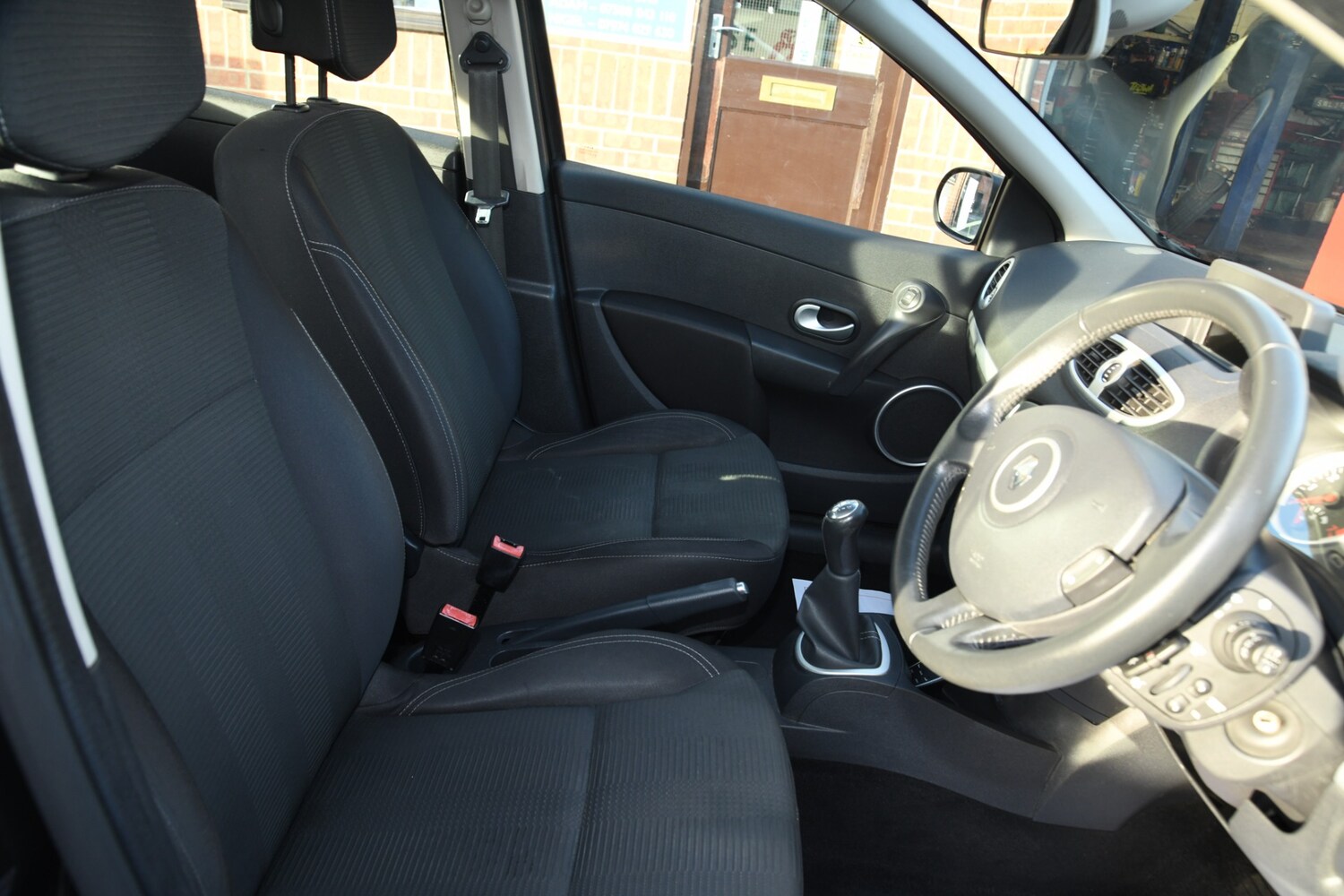 Used Renault Clio 2011 for sale - 76662816: Photo 8