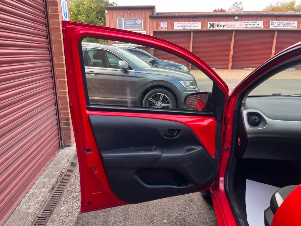 Used Toyota AYGO 2015 for sale - 76375802: Photo 27