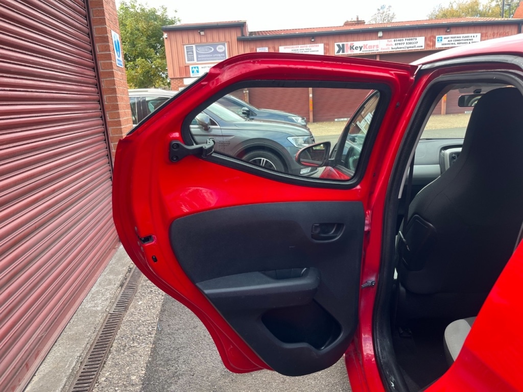 Used Toyota AYGO 2015 for sale - 76375802: Photo 28