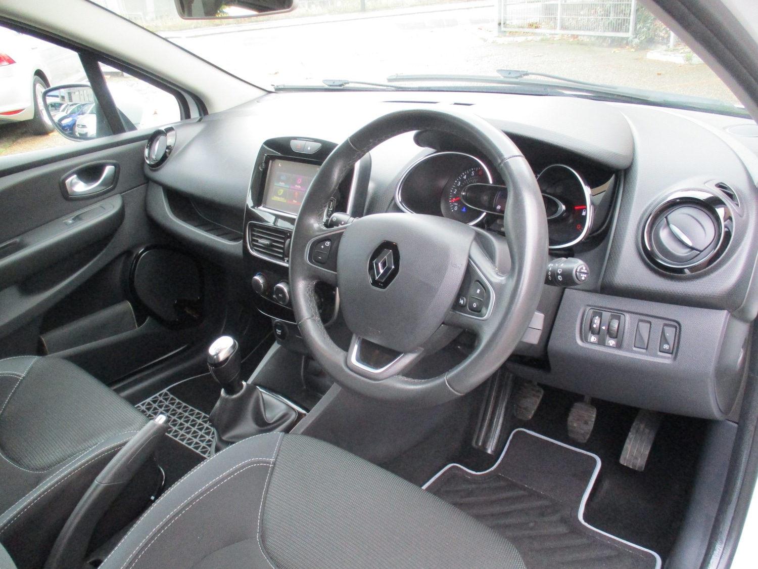 Used Renault Clio 2017 for sale - 76403098: Photo 17