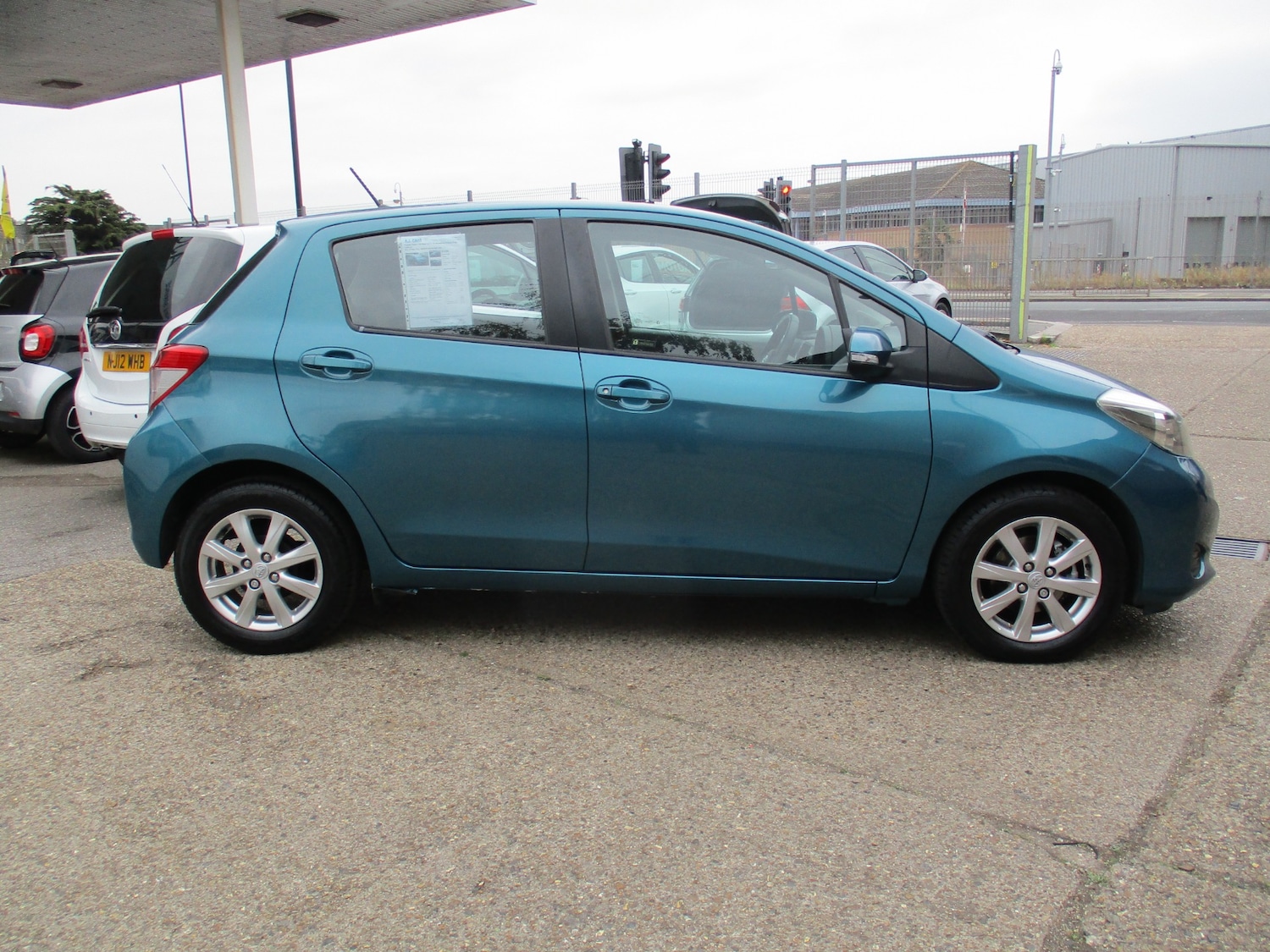 Used Toyota Yaris 2012 for sale - 76113041: Photo 2