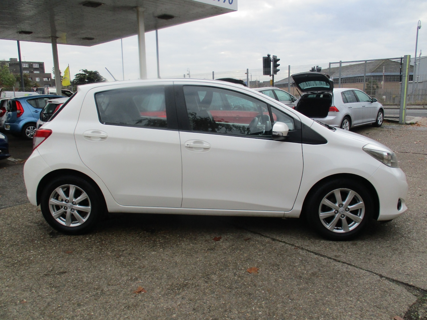 Used Toyota Yaris 2012 for sale - 76319944: Photo 2