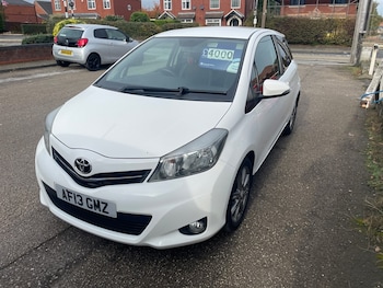 Used Toyota Yaris 2013 for sale - 76428376: Photo