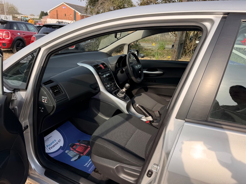 Used Toyota Auris 2010 for sale - 77995410: Photo 12