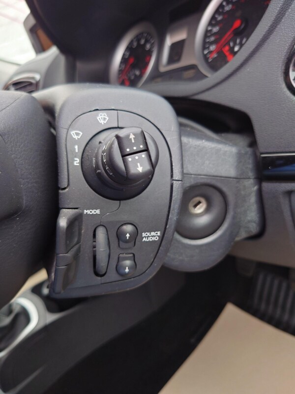 Used Renault Clio 2011 for sale - 76240186: Photo 24
