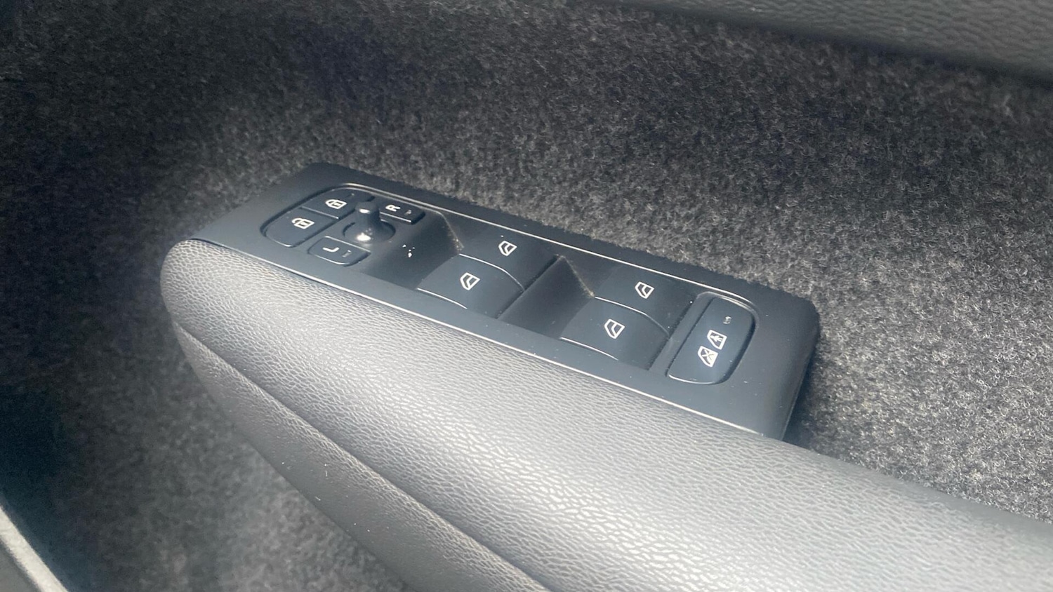 Used Volvo XC40 2023 for sale - 76887089: Photo 24