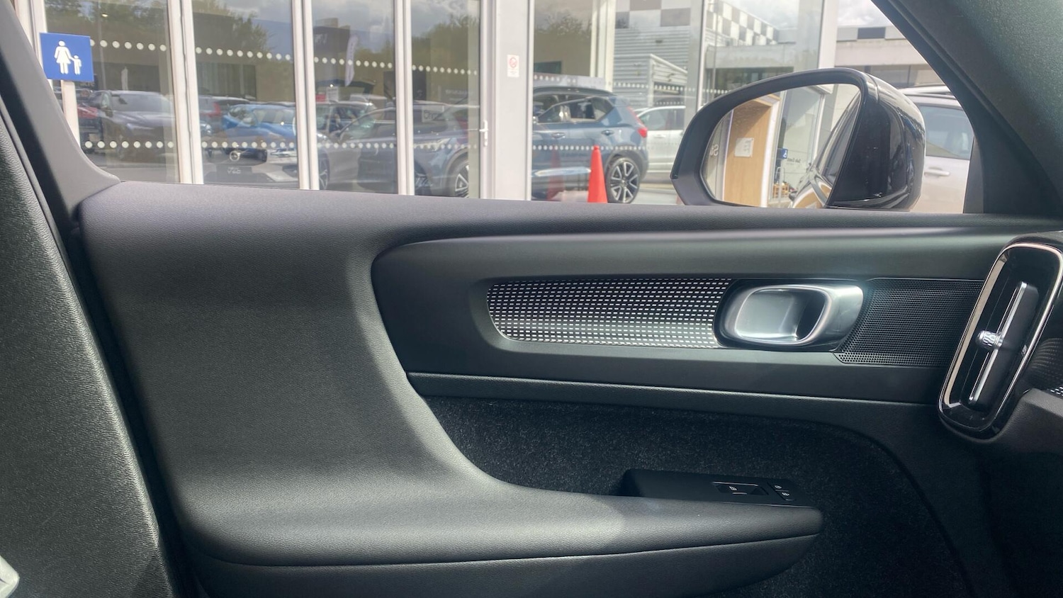 Used Volvo XC40 for sale - 77190372: Photo 27