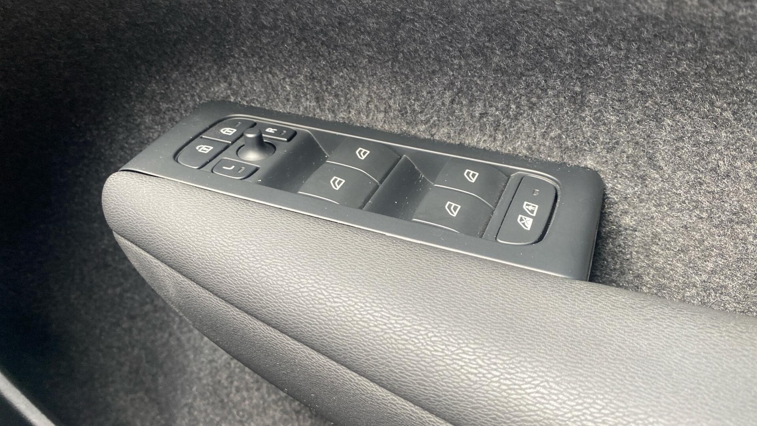 Used Volvo XC40 2024 for sale - 77255127: Photo 25