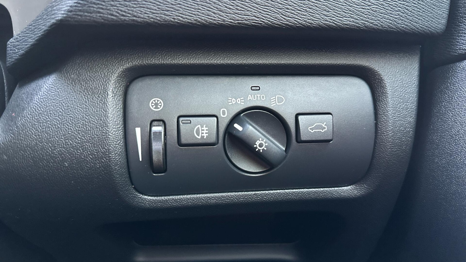 Used Volvo V40 2017 for sale - 77081314: Photo 33