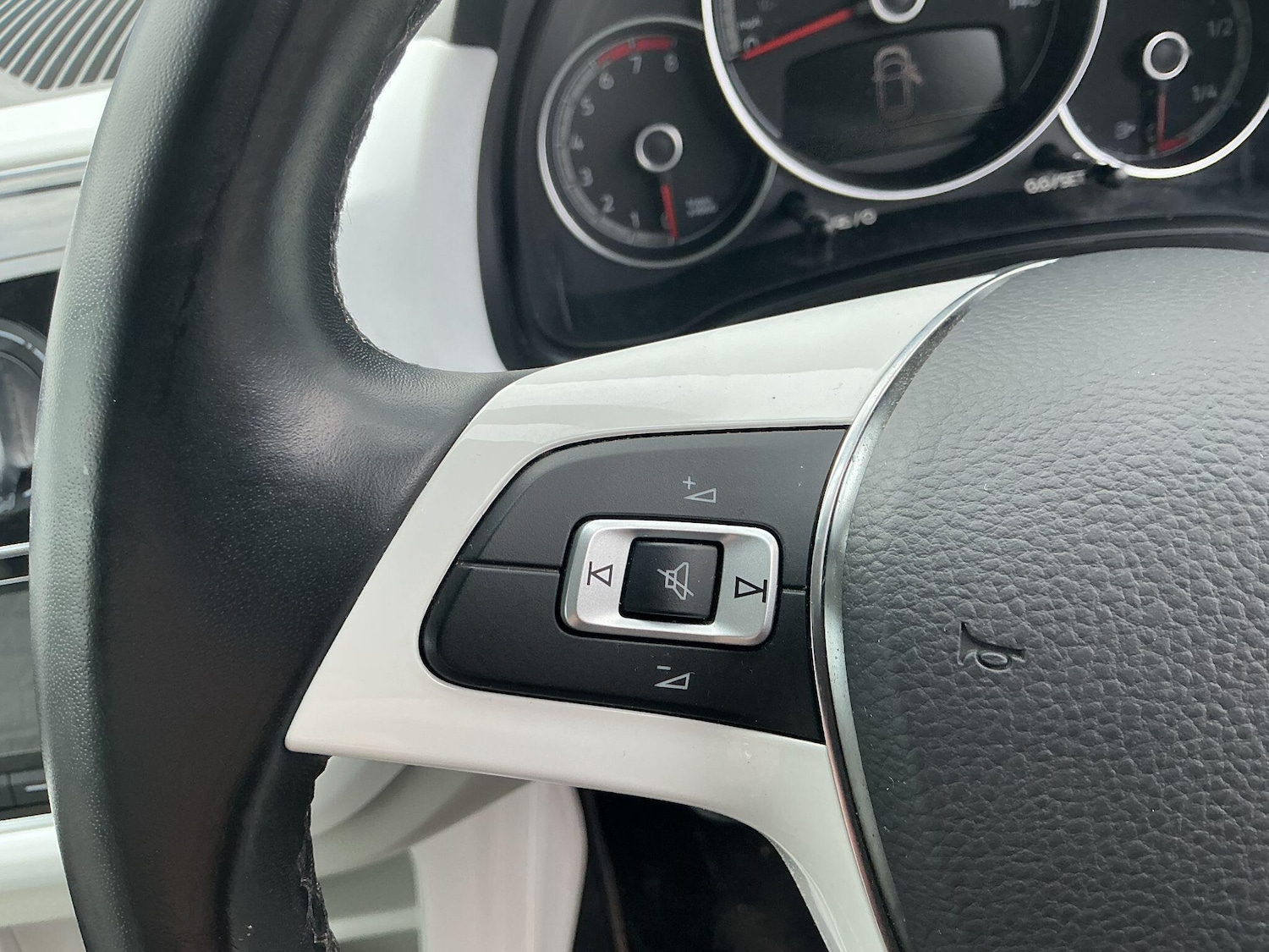 Used Volkswagen up! 2023 for sale - 76370178: Photo 24