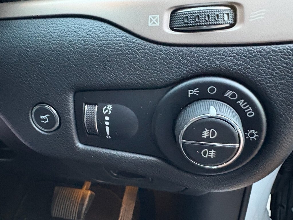 Used Jeep Cherokee 2015 for sale - 76923341: Photo 26